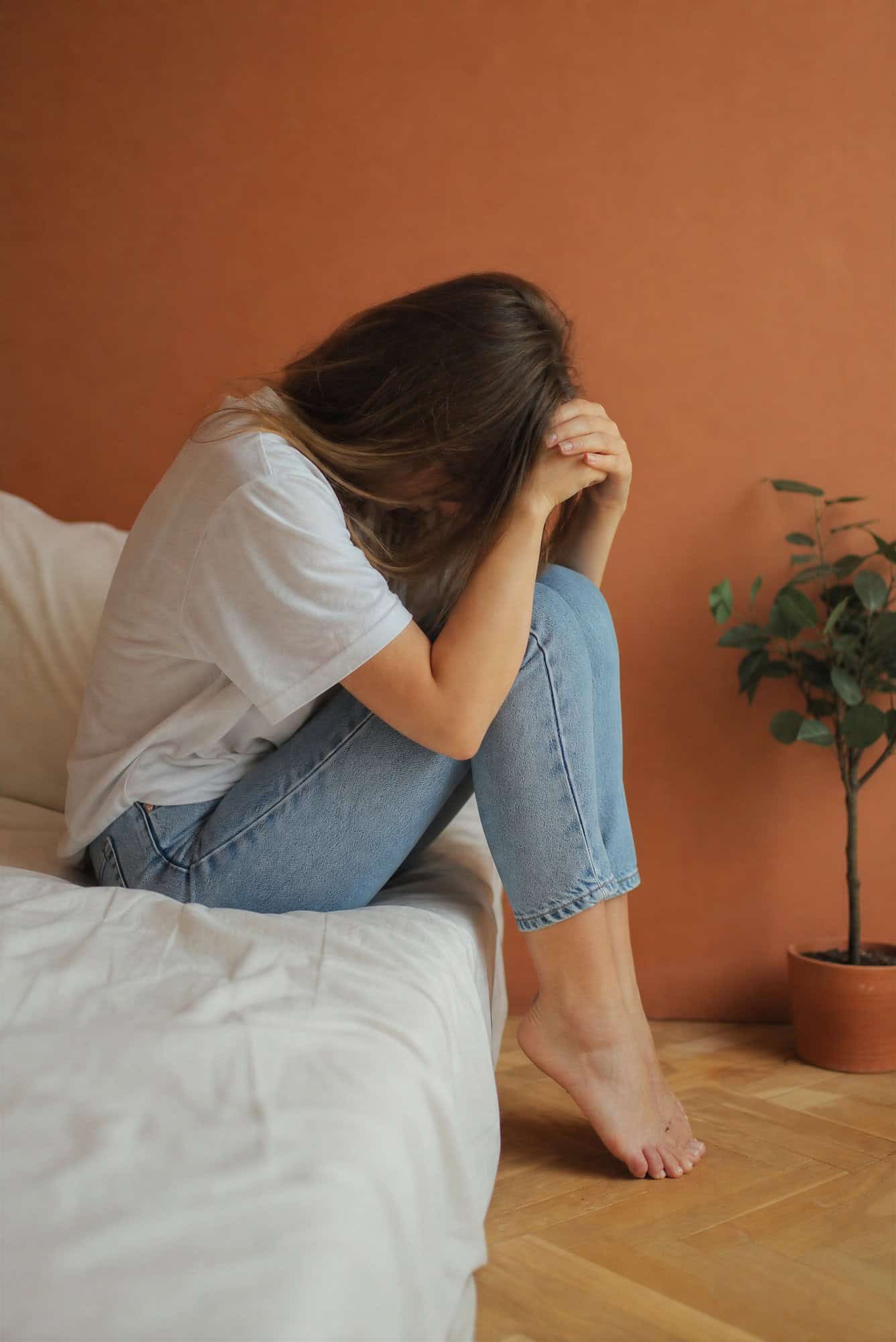 Woman experiencing emotional distress during co-occurring disorders treatment in Bowling Green at Redstone Behavioral Health.