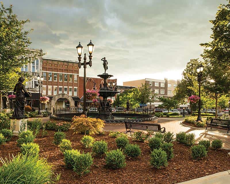 Bowling Green, KY downtown area representing the local community served by Redstone Behavioral Health.